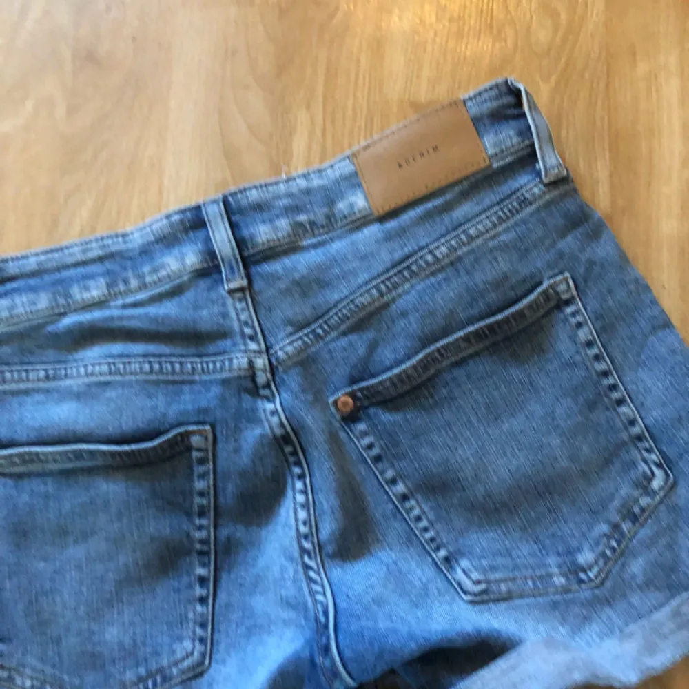 Nya oanvända korta jeansshorts. Kan ej använda dom själv då jag gått ner i vikt. Shorts.