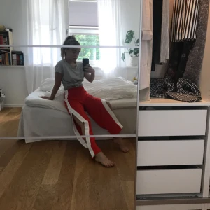  - Otroligt snygga klarröda byxor med knappar på sidorna, aldrig använts (förutom för dessa bilder). Möts upp i sthlm eller fraktar (köparen står för frakten).