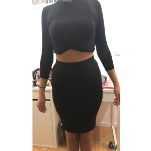  - Svart kjol med prislapp kvar säljs för 50kr