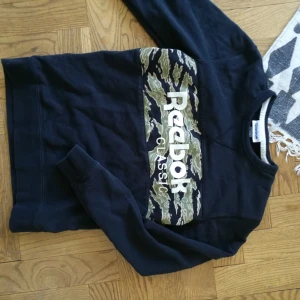  - Reebok classic svart collegetröja. 