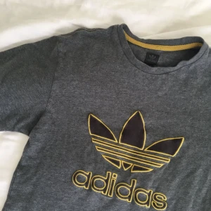  - Adidas-tröja köpt på Humana Secondhand i Malmö, logga i sammet (se bild 2). Stor i storleken så passar mig bra som har S och skulle antagligen passa M också. I begagnat skick.  Kan mötas upp i Malmö, annars betalar kund för frakt  <3 
