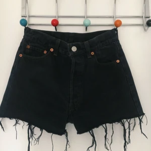 - Levisshorts i en mörk marinblå färg. Ser nästan svarta ut. Köparen står för frakt;)