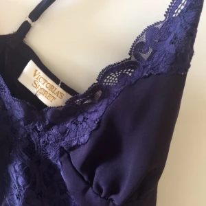  - Sparsamt genomskinlig lace slip dress från Victoria’s Secret köpt i USA. Fint fall och sitter perfekt längst kroppen. Passar även för mindre storlekar.   🌻Mötas i Malmö?/Frakt tillkommer🦕  No refunds 🌻