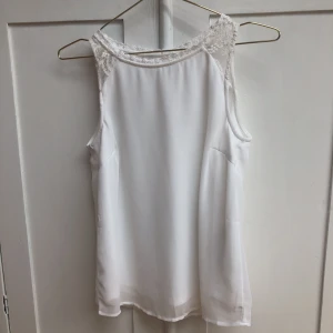  - Fin blus från vila. Spets rygg! Köparen står för frakt