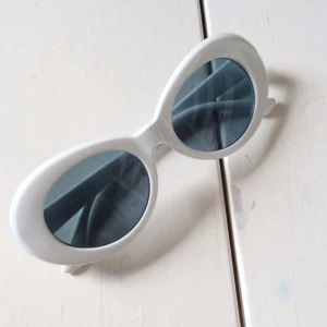  - 🕶🕶🕶 Solglasögon, använda ett fåtal gånger och färgen har skavts av liiite på vänster sida. Kan mötas upp i Stockholm eller skickas mot frakt! 🐇🐇🐇