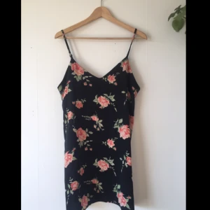  - Klänning från Monki, storlek S. Använd två gånger så den är i nyskick. Polyester.  Möts i Stockholm eller skickas mot fraktkostnad 