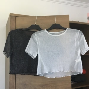  - Två glittriga meshtoppar storlek M men små i storleken, jättefina med en snygg bralette under✨ aldrig använd, köparen står för frakt🌸 (100kr för båda)