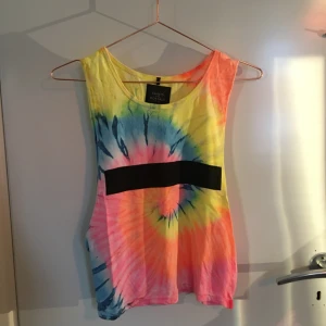  - Färgsprakande linne, perfekt till sommarens aktiviteter! Frakten är inkluderat i priset :) 