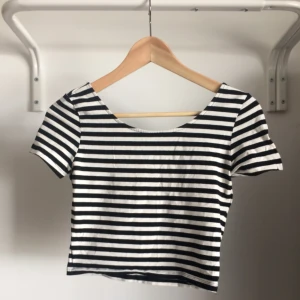  - Randig tight, kort T-shirt från hm divided, knappt använd.   Frakt ej inkluderat i priset 