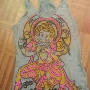  - Linne inköpt i Indien. Storlek står som F men gissar på stt det är en S eller M. Aldrig använd. Frakt: 9kr.