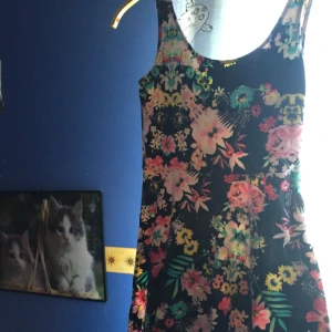  - Superfin blommig skaterklänning från Gina. Lågt utrop för lite blekare i färgen än ny. Strl S