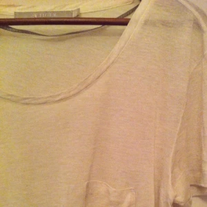 Tunn basic T-shirt från Tiger of Sweden. Lätt melerad i beige/offwhite.  - Tunn basic T-shirt från Tiger of Sweden. Lätt melerad i beige/offwhite. 
