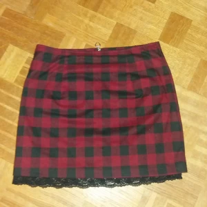  - Rutik kjol med spetskant. Stl s. 40kr. Frakt: 9kr.