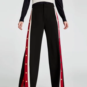  - Säljer de helt slutsålda byxorna från Zara då jag knappt har använt dem. De har hög midja och knappar längs benen som går att öppna/knäppa! Nypris 599kr