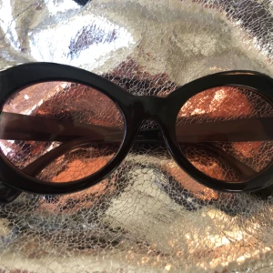  - Kurt Cobain inspirerade glasögon. Sprillans nya och så snygga till sommaren! Jag står för frakten!😍😍