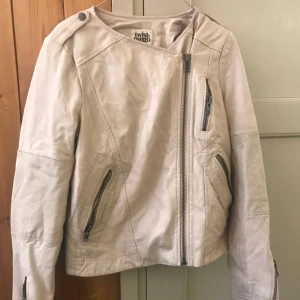  - Beige skinnjacka och använd 2 gånger. Superbra skick och som ny! 