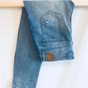  - Zara  Storlek 34 (passar 32-38 beroende på tight de ska sitta) boyfriend-modell för 32-36  Jeans boyfriend  Blå med slithål  Fint skick, använd några fåtal ggr  Nypris 400 kr