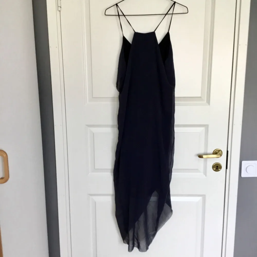 Mörkblå festlig klänning, tyget faller jättefint. Använt 1 gång på bröllop. 100kr + frakt eller mötas upp i Stockholm . Klänningar.