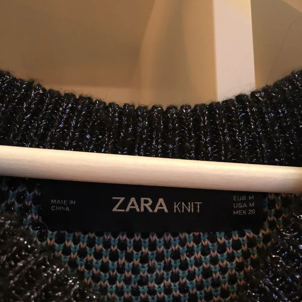 Zara tröja, med glitter och detaljer. Bra skick!. Tröjor & Koftor.