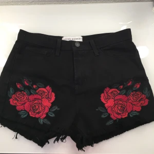  - Helt nya, oanvända shorts från Flying monkey, säljer pga fel storlek. Shortsen är köpta i NYC, och är ganska stora i storleken.