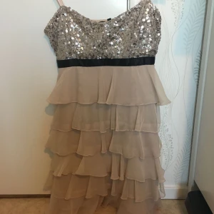  - Ljusrosa klänning i storlek 40 ifrån Lindex. Endast använd en gång. 