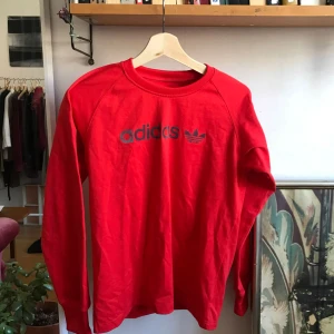  - Adidassweatshirt köpt second hand. Jättebra skick, har aldrig använt den och ser inte ut som om förra ägaren gjort det heller. Passar som en S/XS