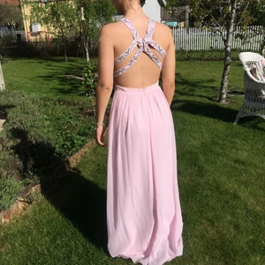  - Köptes för 1300kr. Använd en gång och är i bra skick! (Inga missfärgningar eller slitningar). Jag är 1.63 lång klänningen passar perfekt för mig med ett par klackar eller högre sneakers. Frakten är gratis