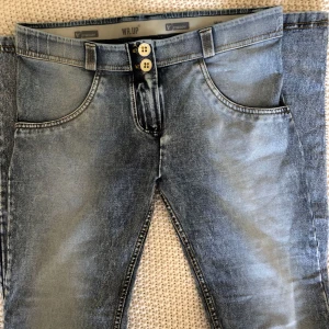  - Säljer byxor från Freddy. Oanvända i storlek small. 