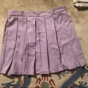  - Plisserad kjol i lavendel. 