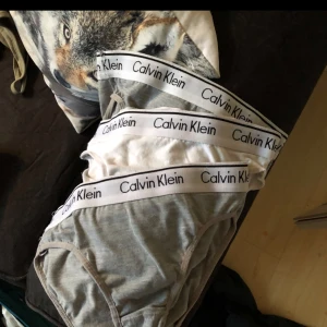  - Calvin Klein trosor Två vita två gråa och ett par svarta finns tillgängligt