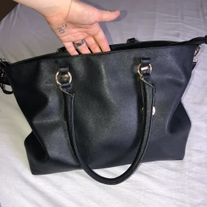  - Rymlig väska i fint skick