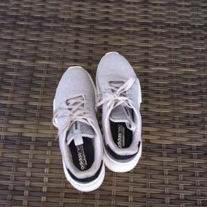  - Gråa adidas knappt använda köpt nyligen