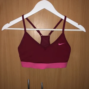  - Sport-bh, röd/lila, XS Säljes då den är för liten Frakt tillkommer 39kr