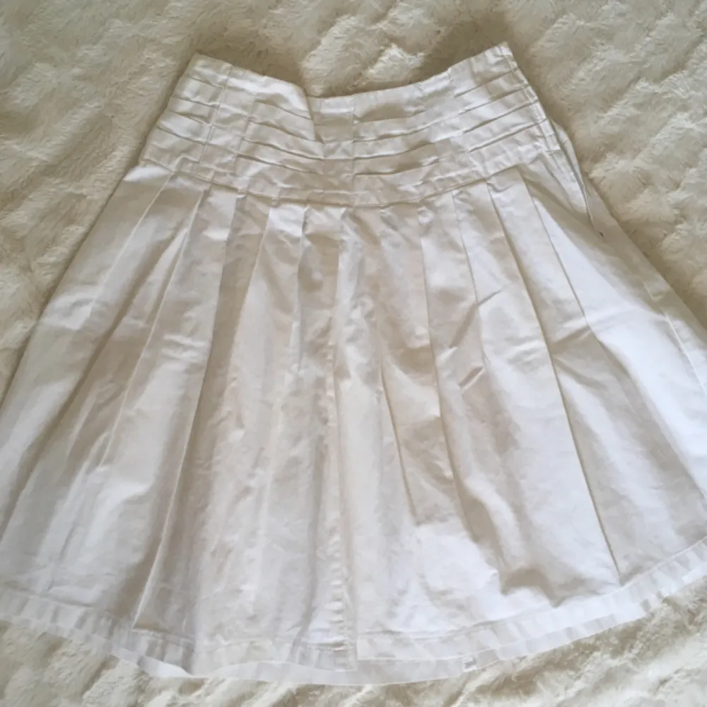 High-waisted vita kjol som jag köpte från Manila. Jag är 150cm i längden då slutar kjolen till mina knä.  Swish, kan mötas upp runt Sthlm. Köparen står för frakt 🌻. Kjolar.