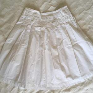 High-waisted vita kjol som jag köpte från Manila. Jag är 150cm i längden då slutar kjolen till mina knä.  Swish, kan mötas upp runt Sthlm. Köparen står för frakt 🌻