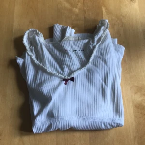  - Säljer min superfina Odd molly tröja då den inte kommer till användning. Förtjänar ett nytt hem och därför säljer jag den till ett bra pris. I fint skick. Frakt betalas av köparen :)  