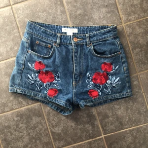  - Shorts från h&m coachella kollenktionen för något år sedan.  Röda broderade blommor på. Har bara använts någon enstaka gång så dem är i nyskick.  Säljes pga att dem har nlivit för små för mig, men de täcker defenetivt rumpan!