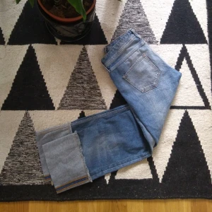  - Ljusblå stentvättade jeans med vida uppvikta smalben och fabriksproducerat hål på vänster knä. Fram- och bakfickor, blixtlås. Från H&M. Skick: Använda 1 gång. Gratis frakt!