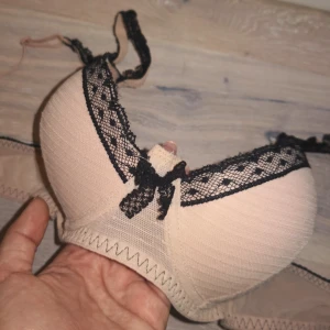  - Knappt använd BH i puderrosa. kostade 50euro på Intimissimi. Knappt använd då jag har annan storlek nu. Finns fack så man kan lägga inlägg  Kan fraktas/  Finns i huddinge/Stockholm/danderyd