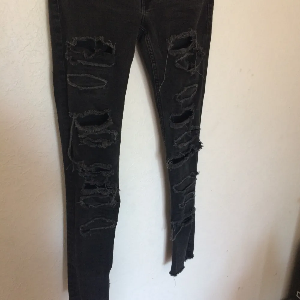 Ripped jeans från H&M. Följt med på många konserter , sköna och elastiska. Välanvända men supersnygga! Lite liten i storleken.. Jeans & Byxor.