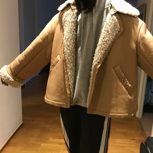  - Weekday cyborg jacket limited edition storlek XS (oversized rätt stor då jag är 178cm) Ny pris 3000kr