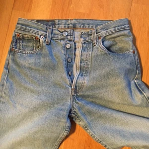  - Snygga högmidjade Levi's! Säljer dessa godingar pga att de är för små för mig.  De är i bra skick, men har två små hål vid ena benet som visas på bild 3.   Kan mötas upp, annars står köparen för frakten. 