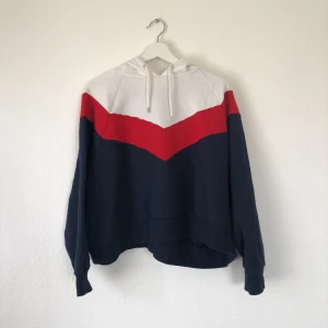  - Hoodie från Monki. Storlek L men jag har S och den sitter jättebra på mig, lite oversize. Köparen står för frakt. 