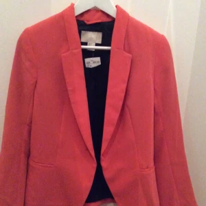  - Orange kavaj från H&M. Oanvänd. Nypris 499   