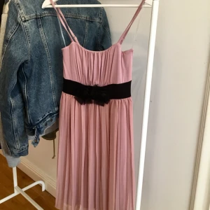  - En skön klänning som använts 1 gång på ett bröllop, men passar till mer än bara det!!! Den är väldigt stretchig och har ett mysigt och lätt material. Passar XXS-M eftersom den är så stretchig.   Tar swish och kan mötas upp i Uppsala och posta ;)