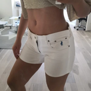  - Ralph Lauren shorts strl 28 (de passar mig inte längre) sparsamt använda - helt vita. Nypris ca 1000kr
