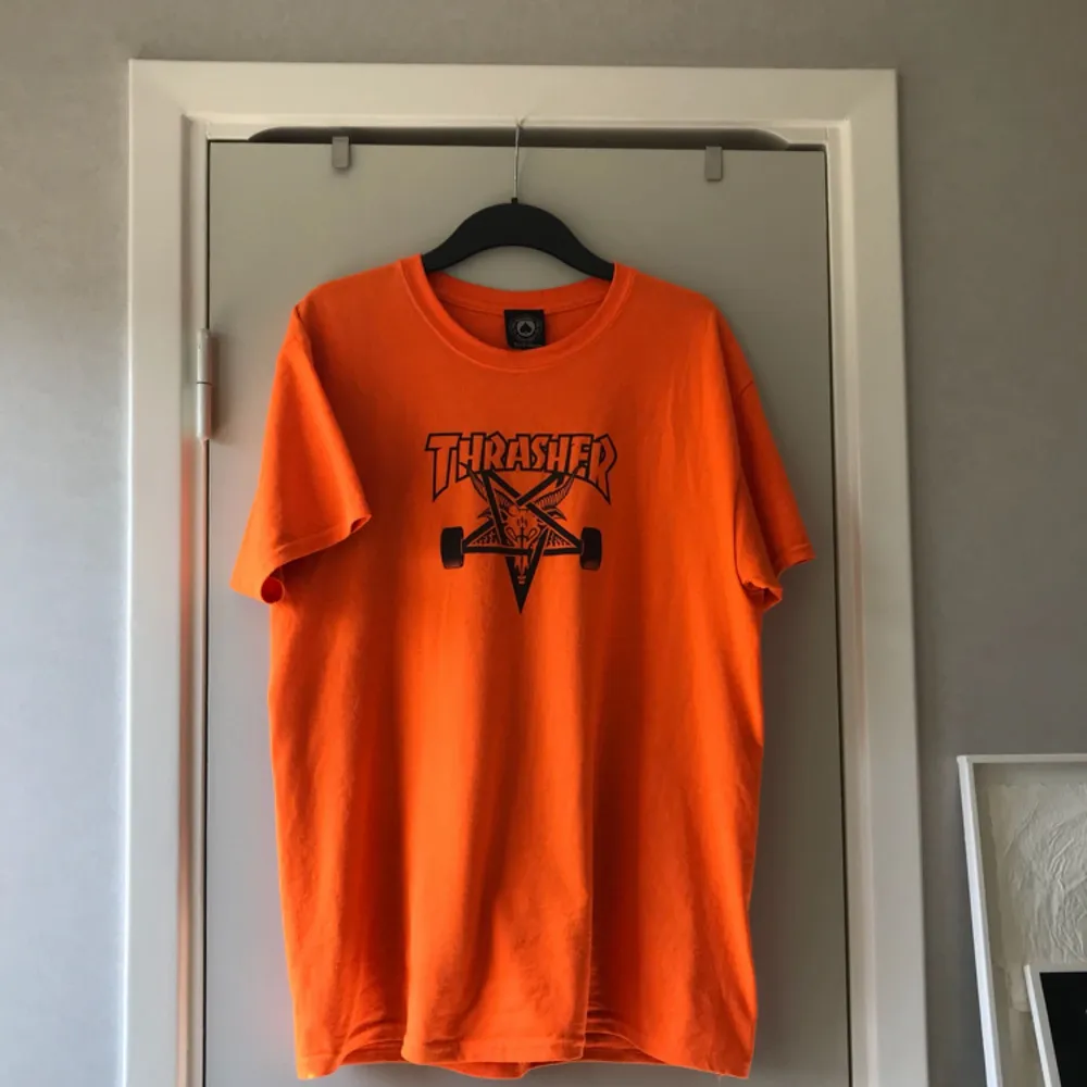 T-shirt från Thrasher använd en gång och tvättad en gång, annars i bra skick. T-shirts.