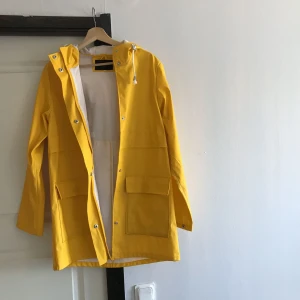  - Gul regnjacka 🌧 ❗️fri frakt❗️ Skickar gärna fler bilder 