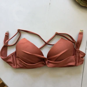  - Bikini överdel/bh med reglerbara band, går att ändra till korsad rygg eller vanligt. Lite skadad i knäppning från saltvatten. Använd sparsamt Hämtad i Stockholm eller skickas mot frakt