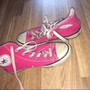  - Converse väl använda, tvättas innan försäljninh